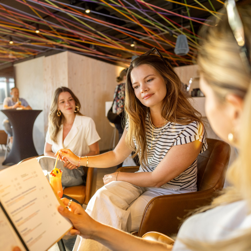emser thermenhotel skylounge cocktail frauen