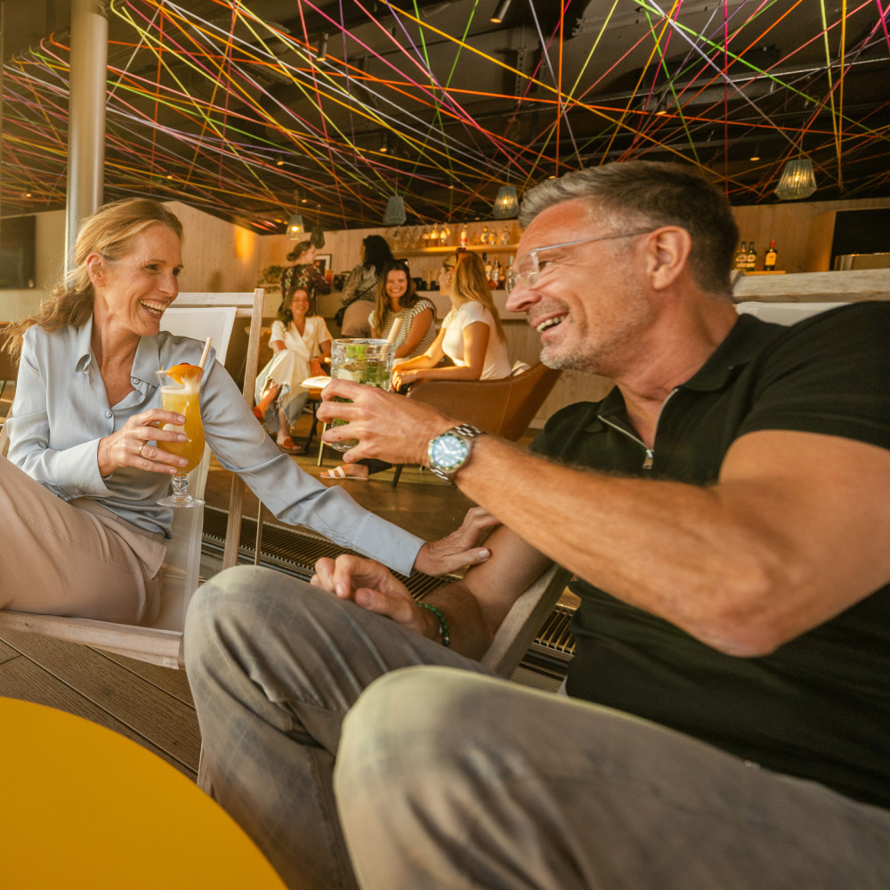 emser thermenhotel skylounge cocktail paar